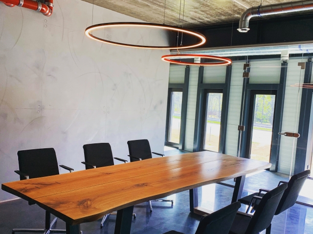 Loft dizaina industriālais stils komerciālājā apbūve un ofisā telpās