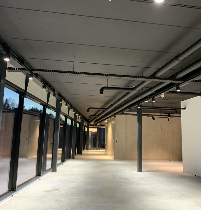 AUTO SHOWROOM PERFORMANCE CENTER