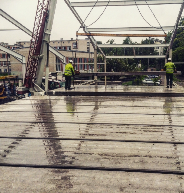 Saliekamo dzelzsbetona pārseguma konstrukciju montāža